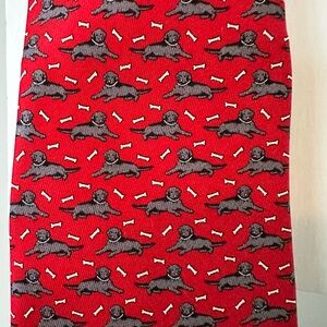 Vineyard vines 100% silk black lab red tie